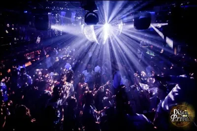 A quel groupe appartiennent les paroles "Ce rythme qui t'entraîne jusqu'au bout de la nuit" ?