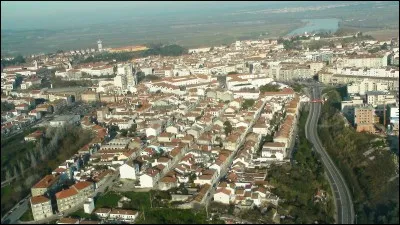 Dans quel pays se situe Santarém ?