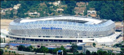A quel club de football appartient ce stade nommé "Allianz Riviera" ?