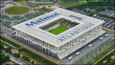 A quel club de football appartient ce stade nommé "Matmut Atlantique" ?