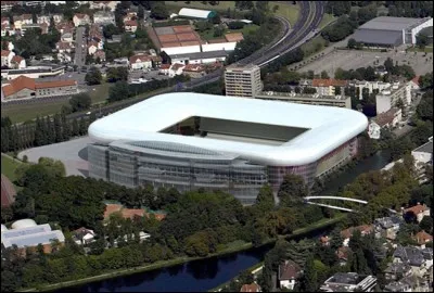 A quel club de football appartient ce stade nommé "Saint Symphorien" ?