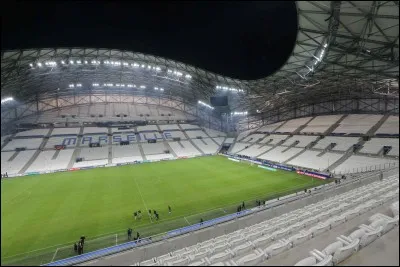 A quel club de football appartient ce stade nommé "Vélodrome" ?