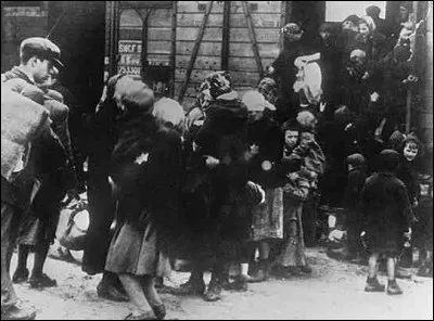 Jean Ferrat chante en 1963 "Nuit et Brouillard". Quelles sont les premières paroles ?