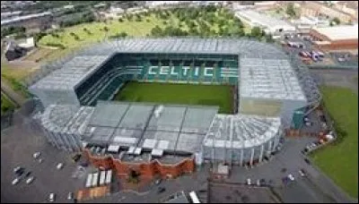 Lequel de ces clubs écossais joue au "Celtic Park" ?