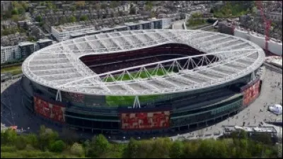 Quel club londonien est à domicile à "Emirates Stadium" ?