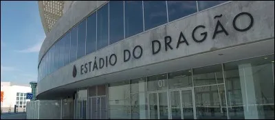 Quel club portugais hors de la capitale joue à "l'Estádio do Dragão" ?