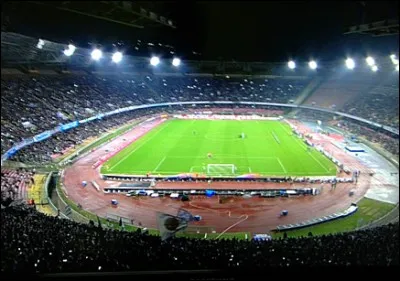 Quel club italien joue au stade "San Paolo" ?