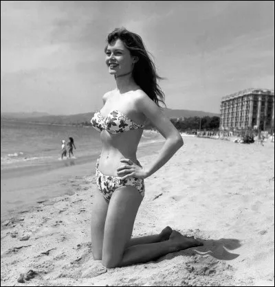 A sa sortie, le bikini est interdit en France o&ugrave; les pr&eacute;fectures le prohibent sur la c&ocirc;te Atlantique mais l'autorisent sur la M&eacute;diterran&eacute;e.