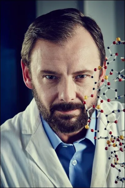 Si je vous dis : « est régulièrement mis à la porte », vous répondez :