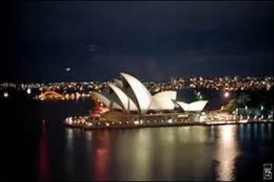 Nous faisons un pas de géant pour atterrir en Australie, tiens !on est invité à l'opéra de...