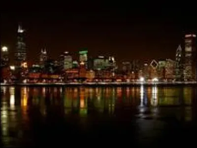 Restons sur le continent américain pour admirer de nuit la ville d'Al Capone, située sur le lac Michigan.