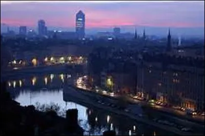 Traversons les Alpes, pour nous retrouver dans la ville située à la confluence du Rhône et la Saône.