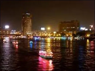 Traversons la Méditerranée pour se poser dans l'une des plus grande agglomération du monde, en Afrique du Nord, en amont du delta du Nil.