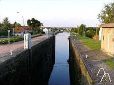 Nous sommes sur le Canal du Centre, à Ecuisses. Village bourguignon, dans l'arrondissement de Chalon-sur-Saône, il se situe dans le département ...