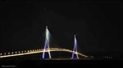Quel célèbre pont de France peut-on reconnaître sur ce cliché de nuit ?