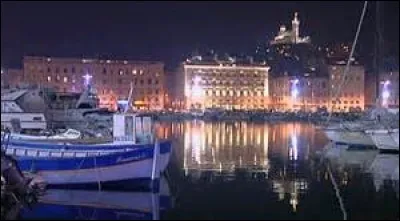 Quel port peut-on reconnaître sur ce cliché de nuit ?