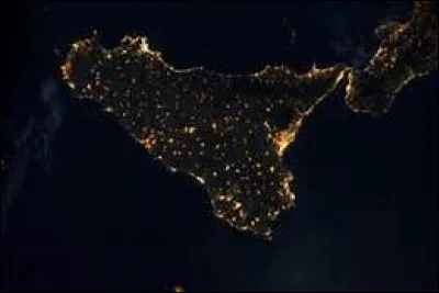 Quel île de la Méditerranée peut-on reconnaître sur ce cliché de nuit ?