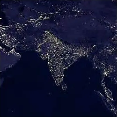 Quel pays peut-on reconnaître sur ce cliché de nuit ?