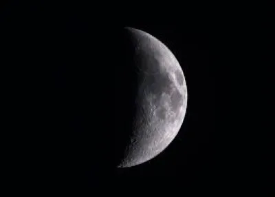 Avant de rentrer dans ma maison, j'aperçois un croissant de :