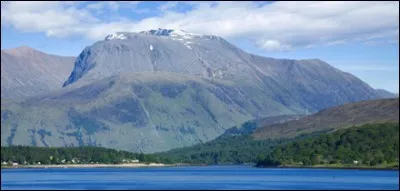 Comment s'appelle la plus haute montagne dans les îles Britanniques ?