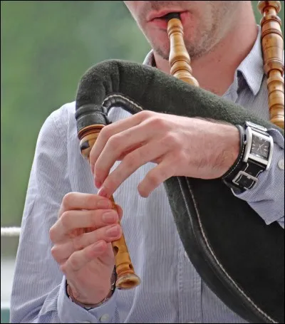 CORNEMUSE - Comment s'appelle également la cornemuse bretonne ?