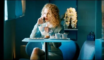 Pour qui Ludmila se fait-elle passer quand elle appelle León et que sa fausse petite amie répond ?