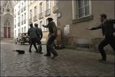 Le 20 octobre 1941, est abattu à Nantes le commandant des troupes d'occupation en Loire-Inférieure par un commando de trois communistes de l'Organisation spéciale et des Bataillons de la Jeunesse. Mais comment se nommait ce nazi ? (Rien à voir avec le cimetière du Père-Lachaise, c'est seulement pour mieux apporter les conséquences concernant la prochaine question).