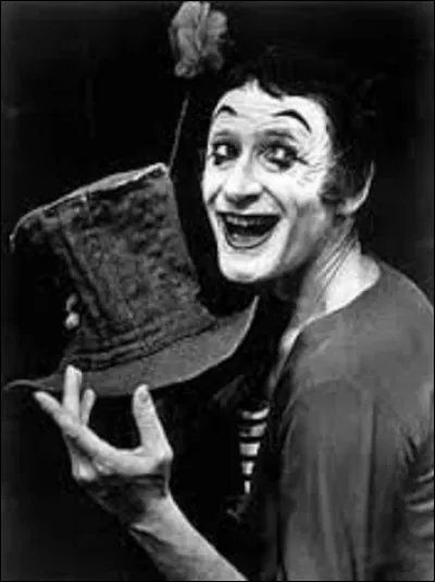 Né Marcel Mangel en 1923, clown, acteur et mime, Marcel Marceau jouera durant sa carrière dans quatorze courts-métrages et films, et 20 pièces de théâtre. Il connaîtra un grand succès international avec son personnage, créait en 1947, silencieux et clownesque du nom de...