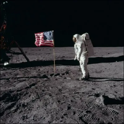A 3 h 56 GMT, ce 21 juillet 1969, l'homme marche sur la lune. Quel est le nom de la mission spatiale ?
