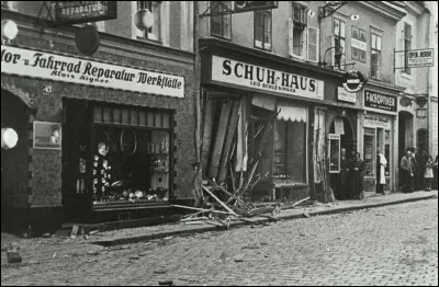La nuit du 9 au 10 novembre 1938 en Allemagne, des milliers de commerces ou entreprises tenus par des Juifs, des lieux de culte, sont saccagés. Il y a des centaines de morts et des milliers d'arrestations. Comment appelle-t-on cette nuit ?