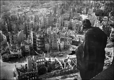 Dans la nuit du 14 au 15 février 1945, un terrible bombardement allié détruit une ville allemande. De quelle ville s'agit-il ?