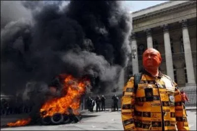 Les salaris de Nortel et New Fabris ont dpos des bombonnes de gaz devant leur usine pour obtenir de meilleurs indemnits de licenciement, ils s'inspirent de l'action violente :