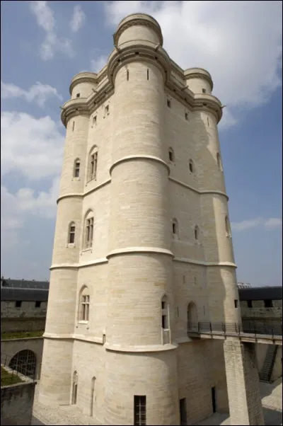 Lors des fouilles des ann&eacute;es 1990, on trouve... (Compl&eacute;tez !)