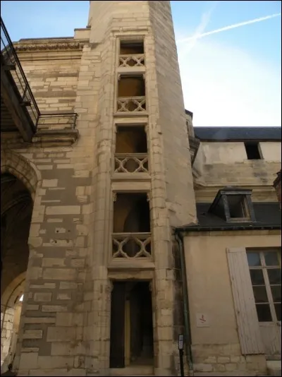&Agrave; deux pas du donjon se trouve un escalier de 4 &eacute;tages menant &agrave; une passerelle au 2e. &Agrave; quoi peut-il bien servir ?