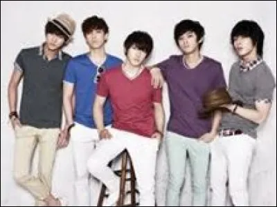 Quels sont les groupes composés de cinq membres ?