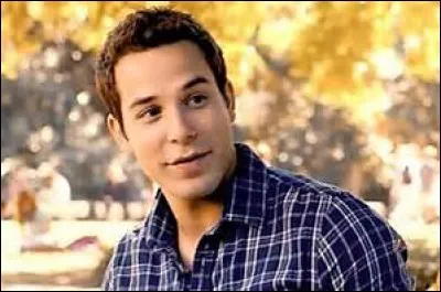 Comment s'appelle le garçon ?