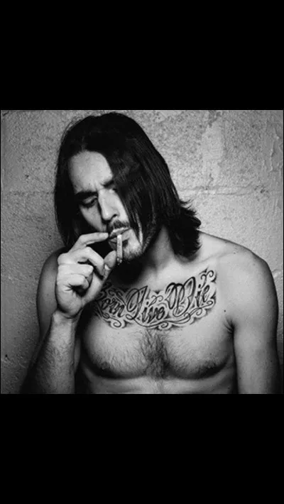 Finis cette phrase du morceau Neuer : on s'embourgeoise autant qu'on...