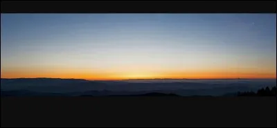 Et quand le Soleil se lève et que la nuit disparaît, on appelle cela l'aube. En anglais c'est :