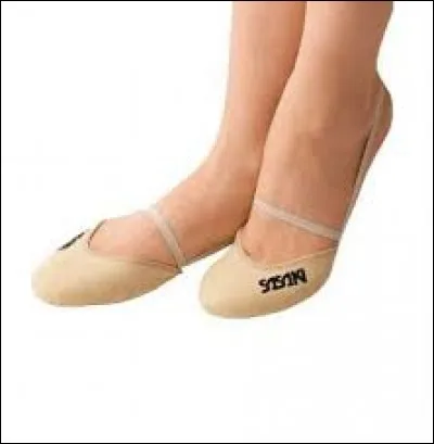 Comment s'appelle l'habit que l'on met au pied, lors des compétitions ?