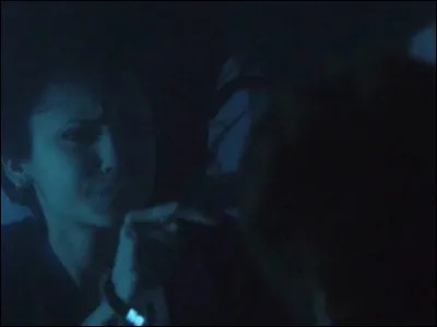 Dans la saison 1, Elena dit qu'elle a peur de la voiture, pourquoi ?