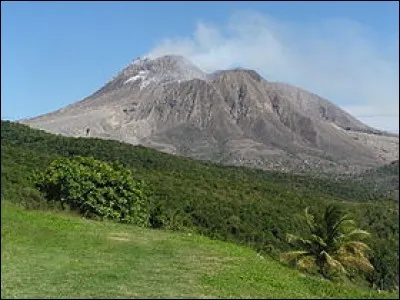 La Soufrière est un stratovolcan des Antilles. À combien de mètres culmine-t-il sur l'île de Montserrat ?