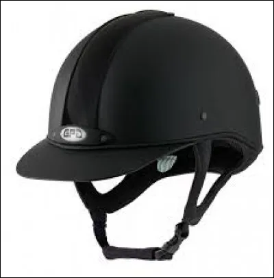 Que doit porter obligatoirement le cavalier lorsqu'il fait de l'équitation ?