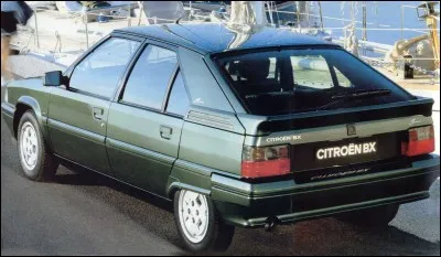 Extérieurement je me caractérise par un aileron de "16 soupapes" et sous le capot je ne suis disponible qu'en turbo-diesel. Que suis-je ?