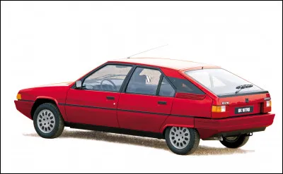 Quelle sont les versions qui sont équipées de la troisième vitre de custode fumée?