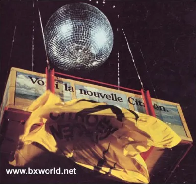 La BX fut dévoilée devant quel monument pour la première fois?