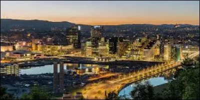 Mon premier est un aliment que les chiens aiment bien grignoter.
Mon deuxième est une boisson.
Mon tout est la capitale de la Norvège.