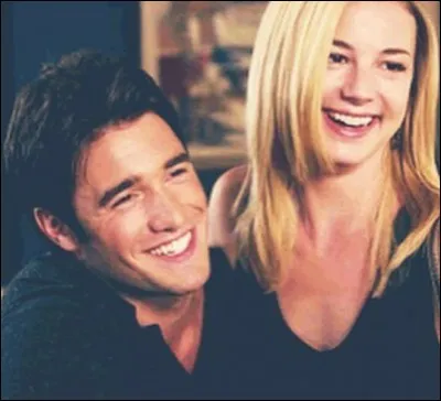 Avec qui Emily est-elle en couple ?