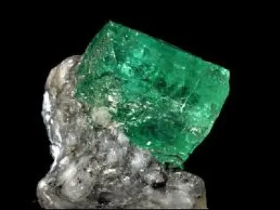Quelle est cette pierre précieuse verte ?