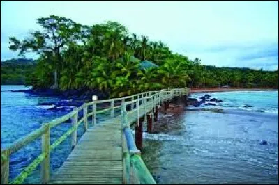 Combien y a-t-il de lignes vertes sur le drapeau de Sao Tomé-et-Principe ?