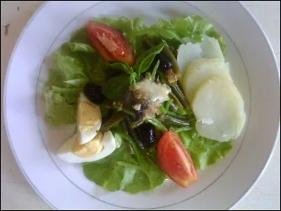 Y a-t-il des tomates dans la salade niçoise ?